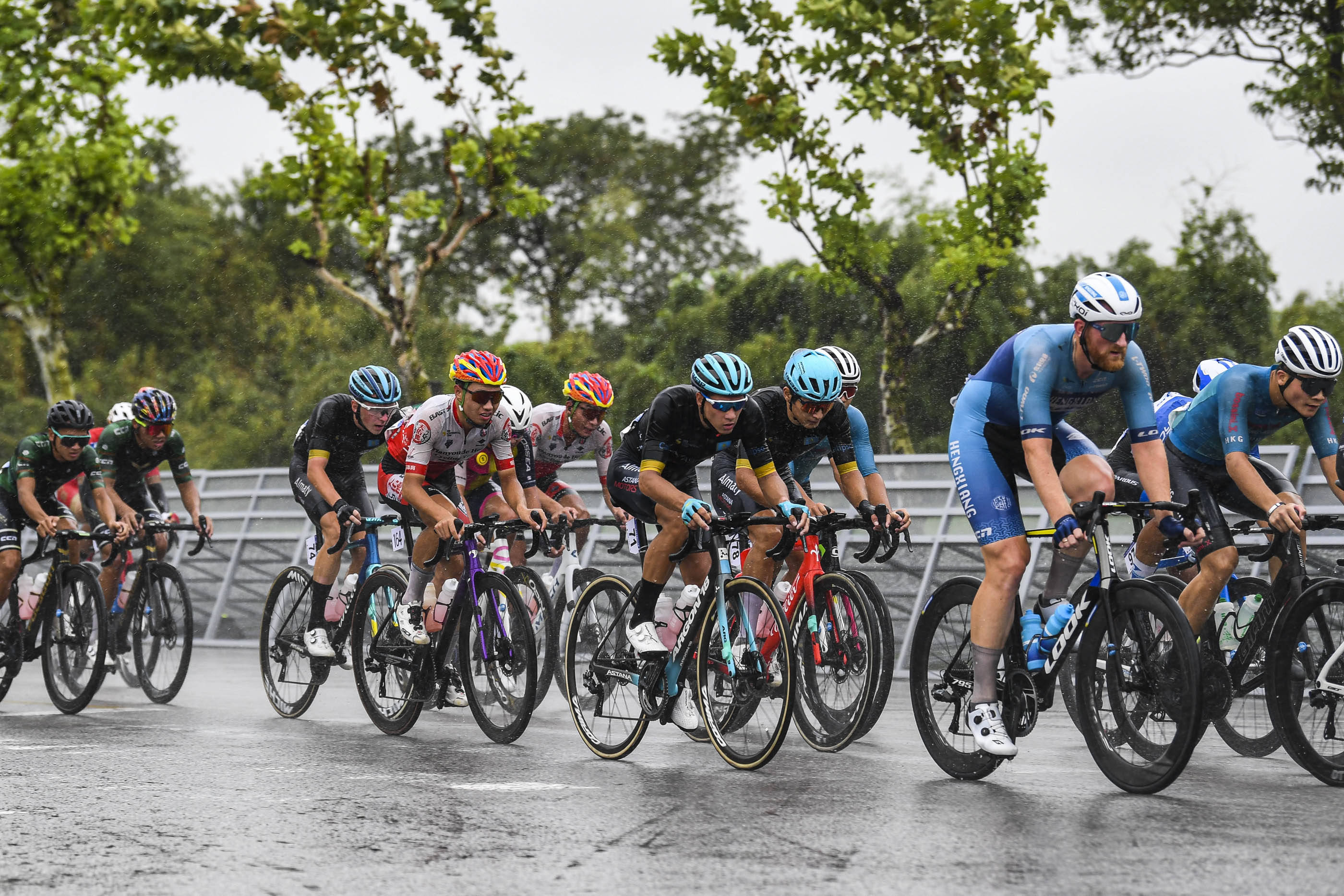 关于自行车赛事激发潜力，选手展现爆发力的信息